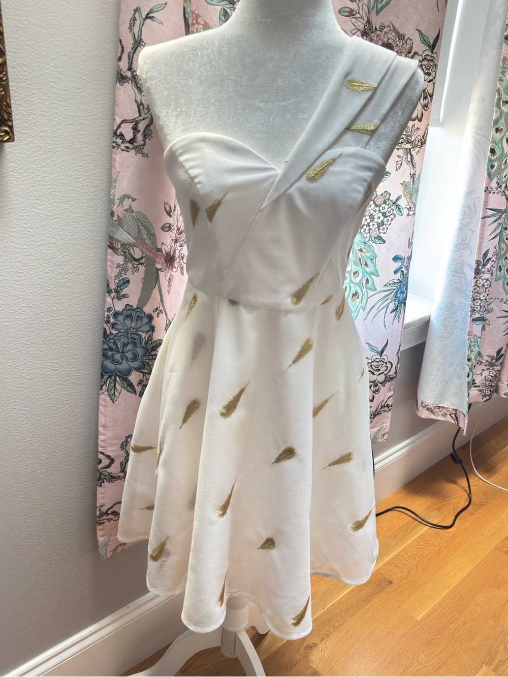 Elegant White One-Shoulder Dress with Gold Embroidery